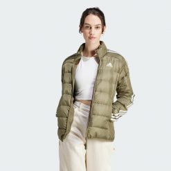 Kurtka Essentials 3-Stripes Light Down. Zielone kurtki damskie Adidas, xl, bez wzorów, z materiału, bez kaptura. W wyprzedaży za 485.75 zł.
