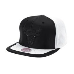 Czapka z daszkiem koszykarska Mitchell & Ness NBA Chicago Bulls Snapback Bulls. Czarne czapki męskie Mitchell & Ness, bez wzorów, z materiału, klasyczne. Za 179.00 zł.