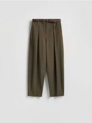 Spodnie z paskiem - zielony. Zielone spodnie materiałowe damskie Reserved, bez wzorów, z tkaniny. Za 159.99 zł.