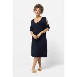 Damskie Sukienka plażowa z dżerseju dekolt w serek ozdobne tasiemki rękaw 1/2. Niebieskie sukienki damskie Ulla Popken, na plażę, plus size, bez wzorów, z dżerseju, sportowe, bez kołnierzyka, plus size, bez ramiączek, sportowe. Za 239.99 zł.