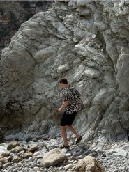 Lniane szorty jogger - ciemnobrązowy. Brązowe szorty męskie Reserved, z tkaniny, bez kołnierzyka. Za 159.99 zł.