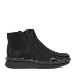 Botki Rieker. Czarne botki damskie Rieker, bez obcasa, na płaskiej podeszwie, bez zapięcia. Za 349.99 zł.