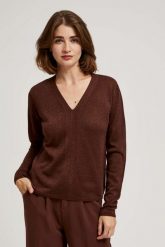 Sweter z metaliczną nitką i dekoltem w serek brązowy. Brązowe swetry klasyczne damskie MOODO, l, bez kołnierzyka. W wyprzedaży za 47.99 zł.