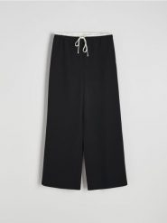 Spodnie jogger - czarny. Czarne spodnie materiałowe damskie Reserved, bez wzorów, z tkaniny. W wyprzedaży za 69.99 zł.