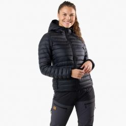 Kurtka outdoor hiking damska Swedemount Lofoten Hood Jacket wodoodporna. Czarne kurtki damskie SWEDEMOUNT, bez wzorów, z puchu, bez kaptura. Za 499.99 zł.
