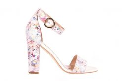 Sandały Bayla-056 8024-1292 Białe Sandały w Kwiaty, Skóra naturalna - 40. Białe sandały damskie Bayla, bez wzorów, ze skóry, bez obcasa. W wyprzedaży za 134.10 zł.