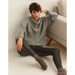 SWETER DŁUGI RĘKAW DAMSKI LUŹNY. Szare golfy damskie TOP SECRET, bez wzorów, z dzianiny, bez ramiączek. W wyprzedaży za 59.99 zł.