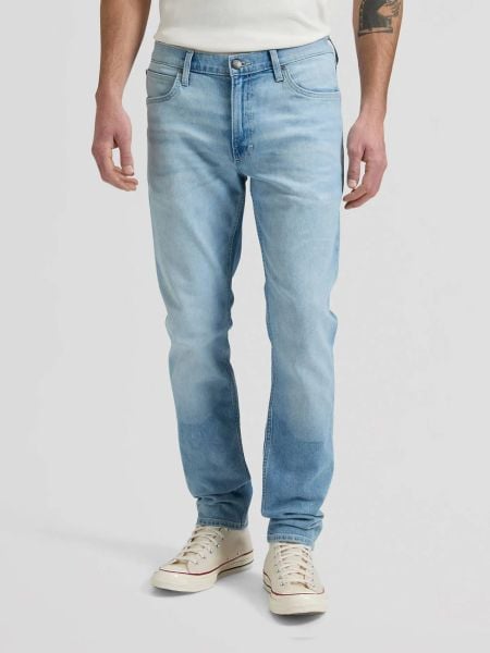 MESKIE SPODNIE LEE LUKE BLUE TIDE 112376383. Niebieskie spodnie materiałowe męskie Lee, bez wzorów, z jeansu. Za 219.99 zł.