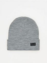 Czapka beanie z naszywką - jasnoszary. Szare czapki męskie Reserved, z aplikacjami. W wyprzedaży za 15.99 zł.