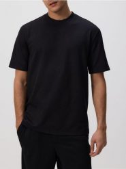 Strukturalny t-shirt comfort fit - czarny. Czarne t-shirty męskie Reserved, l, bez wzorów, z dzianiny, bez kołnierzyka. W wyprzedaży za 55.99 zł.