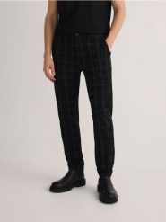 Spodnie chino slim fit w kratę - czarny. Czarne spodnie materiałowe męskie Reserved, bez wzorów, z tkaniny. Za 159.99 zł.