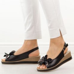 Czarne skórzane sandały damskie na koturnie T.Sokolski L26-679. Czarne sandały damskie Sokolski, z aplikacjami, ze skóry, bez obcasa, na koturnie. Za 219.00 zł.