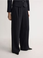 Spodnie z modalem - granatowy. Niebieskie spodnie materiałowe damskie Reserved, bez wzorów, z tkaniny. W wyprzedaży za 79.99 zł.