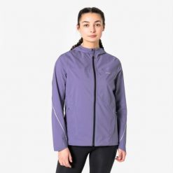 Kurtka do biegania w terenie przeciwdeszczowa damska Kiprun Run Flow. Fioletowe kurtki do biegania damskie KIPRUN, na zimę, l, z kapturem. Za 299.99 zł.