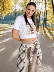 Spodnie straight fit - beżowy. Brązowe spodnie materiałowe damskie Sinsay, bez wzorów, z materiału. W wyprzedaży za 29.99 zł.