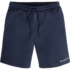 Lekkie spodnie sportowe z materiału funkcjonalnego, krótkie nogawki. Czarne spodnie sportowe męskie bonprix. Za 59.99 zł.