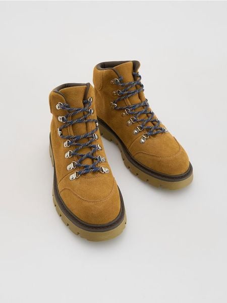 Zamszowe trapery - brązowy. Brązowe buty zimowe męskie Reserved, ze skóry, bez zapięcia. Za 279.99 zł.