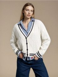 Sweter z dekoracyjnym splotem - biały. Białe swetry klasyczne damskie Sinsay, l, ze splotem, bez kołnierzyka. Za 59.99 zł.
