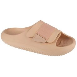 Klapki Crocs Mellow Luxe Recovery Slide 209413-2DS beżowy. Brązowe klapki damskie bez wzorów, bez obcasa. W wyprzedaży za 357.75 zł.