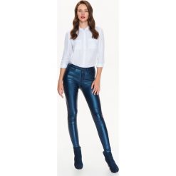 SPODNIE DŁUGIE DAMSKIE, OBCISŁE BŁYSZCZĄCE PASTOWANE RURKI. Spodnie materiałowe damskie TOP SECRET, bez wzorów, eleganckie. W wyprzedaży za 39.99 zł.