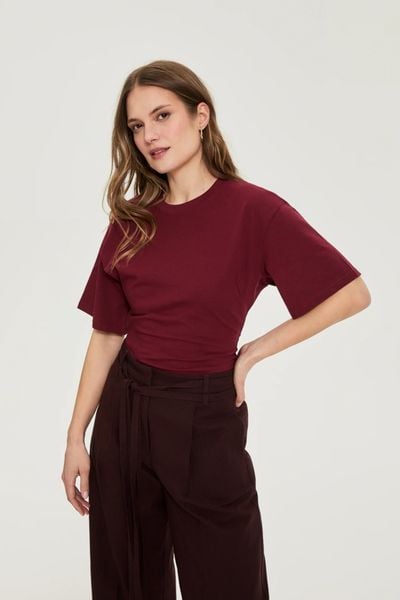 T-shirt z szerokimi rękawami burgunowy. T-shirty damskie MOODO, l, bez wzorów, z bawełny, bez kołnierzyka. Za 49.99 zł.