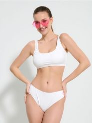 Góra od bikini - kremowy. Białe bikini damskie Sinsay, bez wzorów. W wyprzedaży za 17.99 zł.