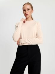 Sweter basic - kremowy. Białe swetry klasyczne damskie Sinsay, l, ze skóry, bez kołnierzyka. Za 49.99 zł.