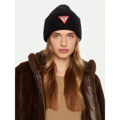 Czapka Guess. Czarne czapki zimowe damskie Guess. Za 209.99 zł.