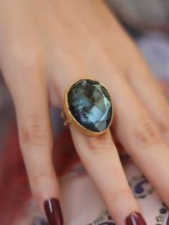 Pierres delicates Pozłacany pierścionek z labradorytem rozmiar: onesize. Niebieskie pierścionki damskie Pierres delicates, z labradorytem, pozłacane. Za 74.46 zł.