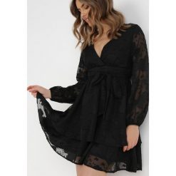Czarna Sukienka Iolippe. Czarne sukienki damskie Born2be, s, bez wzorów, z materiału, bez kołnierzyka, bez ramiączek, maxi, kopertowe. W wyprzedaży za 143.99 zł.