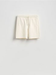 Dresowe szorty regular fit - złamana biel. Szorty męskie Reserved, bez wzorów, z bawełny. Za 69.99 zł.