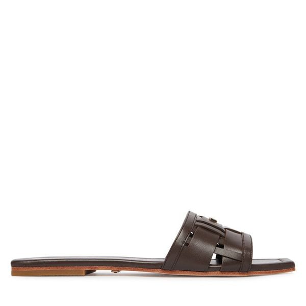 Klapki Marciano Guess. Brązowe klapki damskie Marciano Guess, z aplikacjami, bez obcasa. Za 768.99 zł.