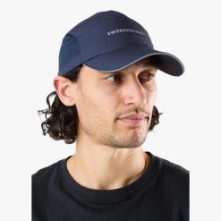 Czapka do biegania unisex Swedemount Ultra Light Running Cap szybkoschnąca. Niebieskie czapki męskie SWEDEMOUNT, na wiosnę, bez wzorów. Za 79.99 zł.