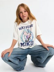 Bawełniana koszulka oversize z nadrukiem Hatsune Miku - kremowy. Białe koszulki dziewczęce Sinsay, l, bez wzorów, z bawełny, bez ramiączek. Za 22.99 zł.