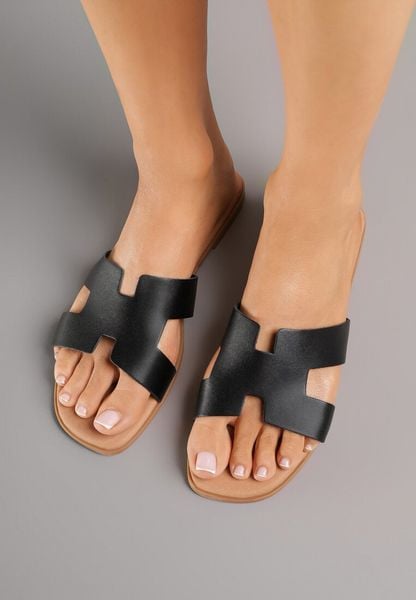 Czarne Klapki Vices ze Skóry Naturalnej Ozdobione Wycięciami Arqelia. Czarne klapki damskie Renee, bez wzorów, ze skóry, bez obcasa, na płaskiej podeszwie. Za 64.99 zł.