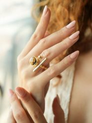 L'Atelier de Gaia Pozłacany pierścionek z tygrysim okiem rozmiar: onesize. Brązowe pierścionki damskie L'Atelier de Gaia, pozłacane. Za 104.64 zł.