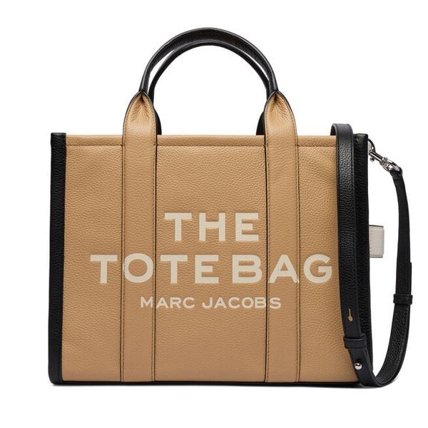 Torebka Marc Jacobs. Brązowe torebki klasyczne damskie MARC JACOBS, bez wzorów, bez dodatków. Za 2,099.00 zł.