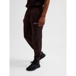 Spodnie do biegania Hummel Tech Regular. Brązowe spodnie dresowe męskie HUMMEL, bez wzorów, z bawełny, sportowe. Za 295.40 zł.
