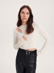 Sweter z ozdobnym wycięciem - kremowy. Białe swetry klasyczne damskie Reserved, l, z dzianiny, bez kołnierzyka. W wyprzedaży za 39.99 zł.