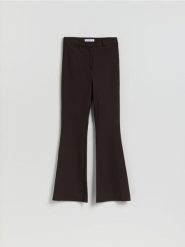 Spodnie flare z wiskozą - ciemnobrązowy. Brązowe spodnie materiałowe damskie Reserved, bez wzorów, z tkaniny. Za 99.99 zł.