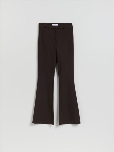Spodnie flare z wiskozą - ciemnobrązowy. Brązowe spodnie materiałowe damskie Reserved, bez wzorów, z tkaniny. Za 99.99 zł.