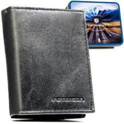Pionowy, czarny portfel męski ze skóry naturalnej wyposażony w system RFID - Peterson. Czarne portfele męskie Peterson, bez wzorów, ze skóry. Za 59.99 zł.