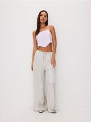 Satynowe spodnie palazzo z wiskozy - jasnoszary. Szare spodnie materiałowe damskie Reserved, bez wzorów, z satyny. W wyprzedaży za 65.99 zł.