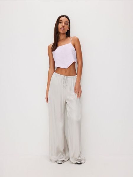 Satynowe spodnie palazzo z wiskozy - jasnoszary. Szare spodnie materiałowe damskie Reserved, bez wzorów, z satyny. W wyprzedaży za 65.99 zł.