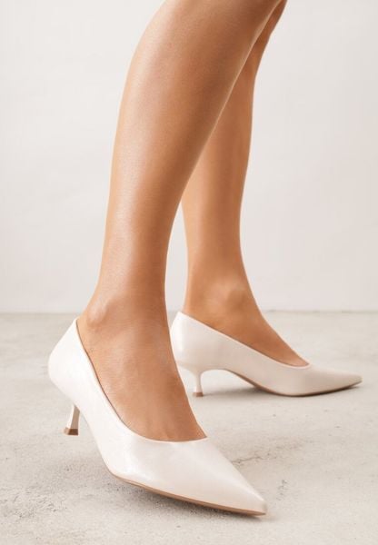 Beżowe Czółenka na Obcasie Typu Kaczuszka Hollybloom. Brązowe czółenka damskie Born2be, bez wzorów, z jeansu, bez obcasa, na obcasie. Za 109.99 zł.