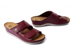 DR. BRINKMANN 700617-41 bordeaux, klapki damskie. Czerwone klapki damskie Dr. Brinkmann, bez wzorów, ze skóry, bez obcasa, na koturnie. Za 239.90 zł.