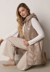 Brązowa Przejściowa Kamizelka Pikowana o Długim Kroju z Kapturem i Naszywką Harmaste. Brązowe kamizelki damskie Born2be, l, z jeansu, długie. Za 149.99 zł.