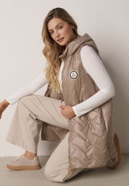 Brązowa Przejściowa Kamizelka Pikowana o Długim Kroju z Kapturem i Naszywką Harmaste. Brązowe kamizelki damskie Born2be, l, z jeansu, długie. Za 149.99 zł.