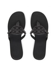 Tory Burch Japonki Miller 159829 Czarny. Czarne klapki damskie Tory Burch, bez wzorów, ze skóry, bez obcasa. Za 1,419.00 zł.