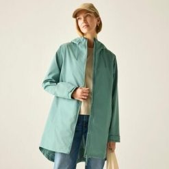 Damska kurtka wodoodporna z kapturem Brianka Longline. Zielone kurtki damskie Regatta, bez wzorów, z materiału, z kapturem. Za 499.99 zł.